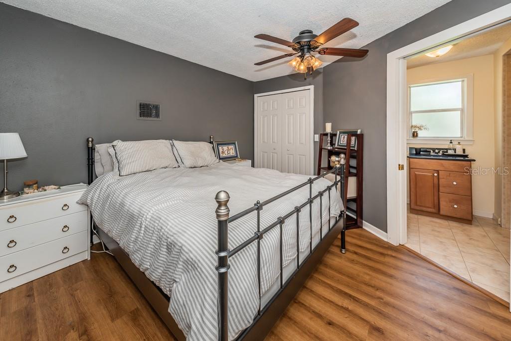 Image 15 of 24 For 1037 18th Avenue N