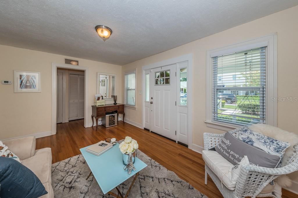 Image 4 of 24 For 1037 18th Avenue N