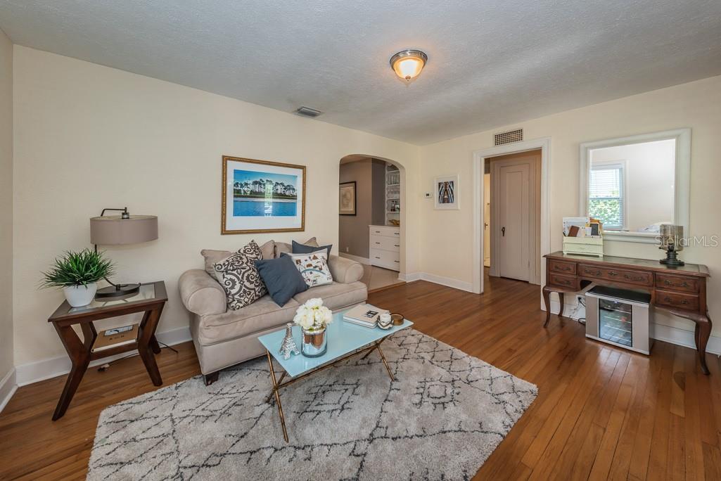 Image 5 of 24 For 1037 18th Avenue N