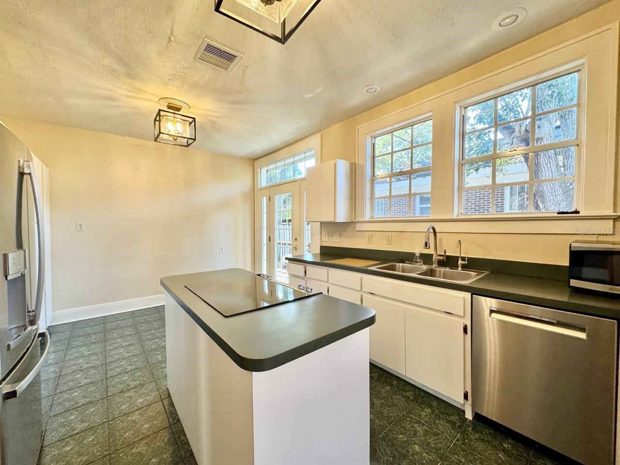 Image 10 of 37 For 3112 Palmira Avenue