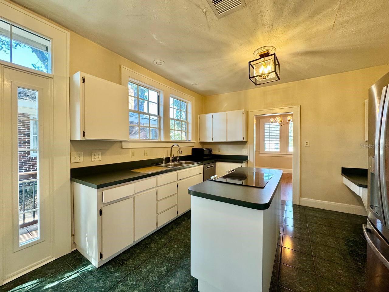 Image 11 of 37 For 3112 Palmira Avenue