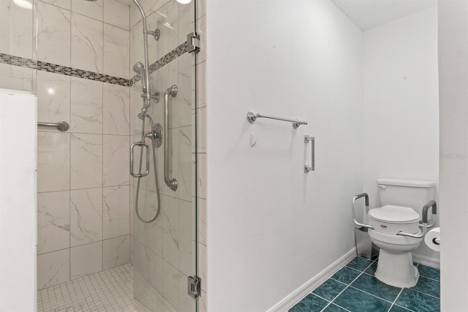 Image 17 of 39 For 9088 95th Avenue