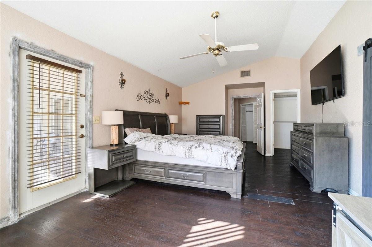 Image 19 of 44 For 4005 Thackery Way