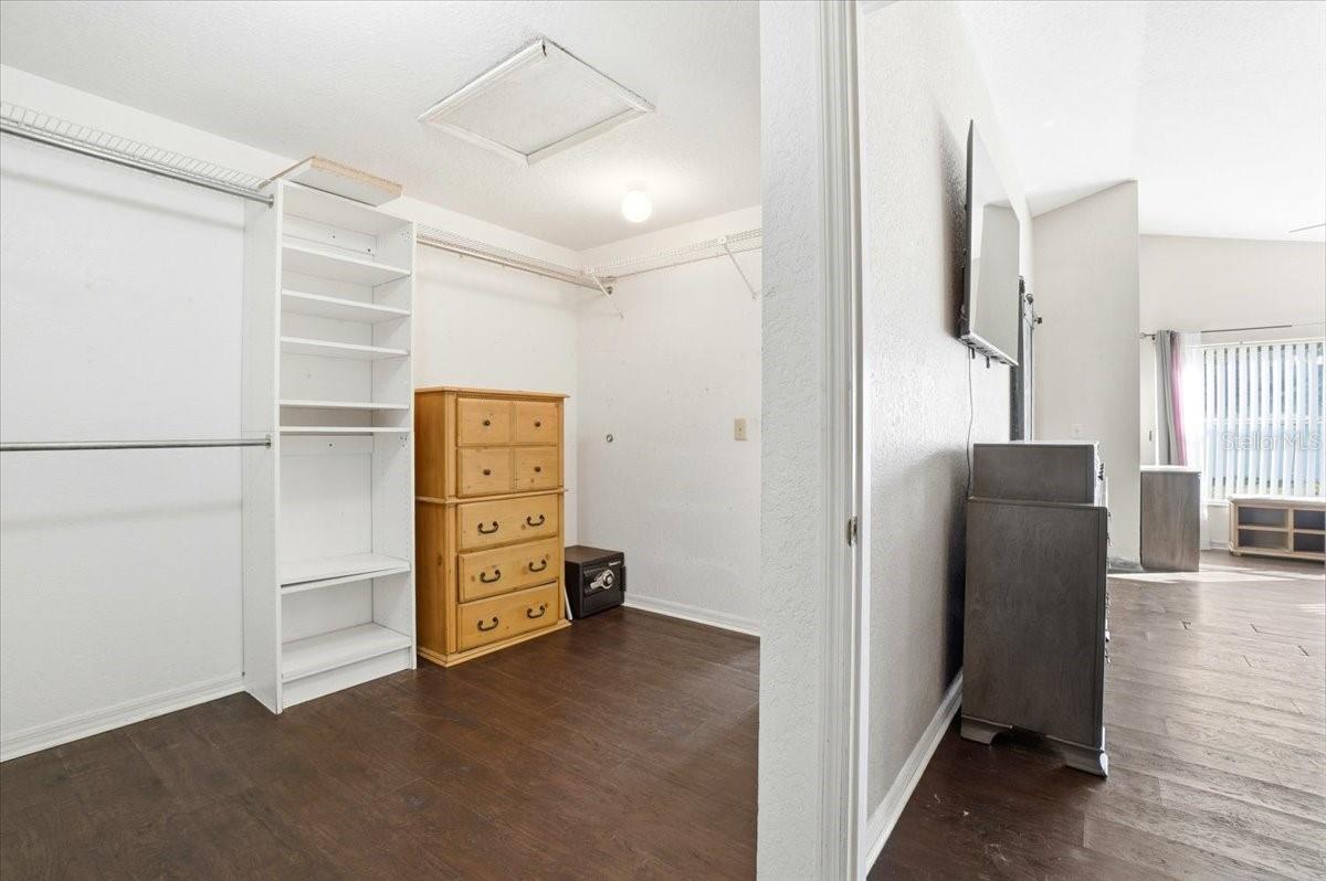 Image 21 of 44 For 4005 Thackery Way