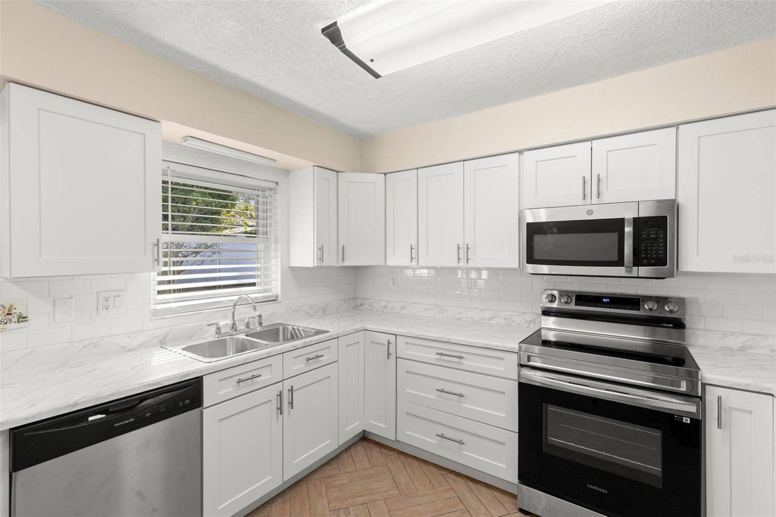 Listing photo id 8 for 4115 97th Avenue