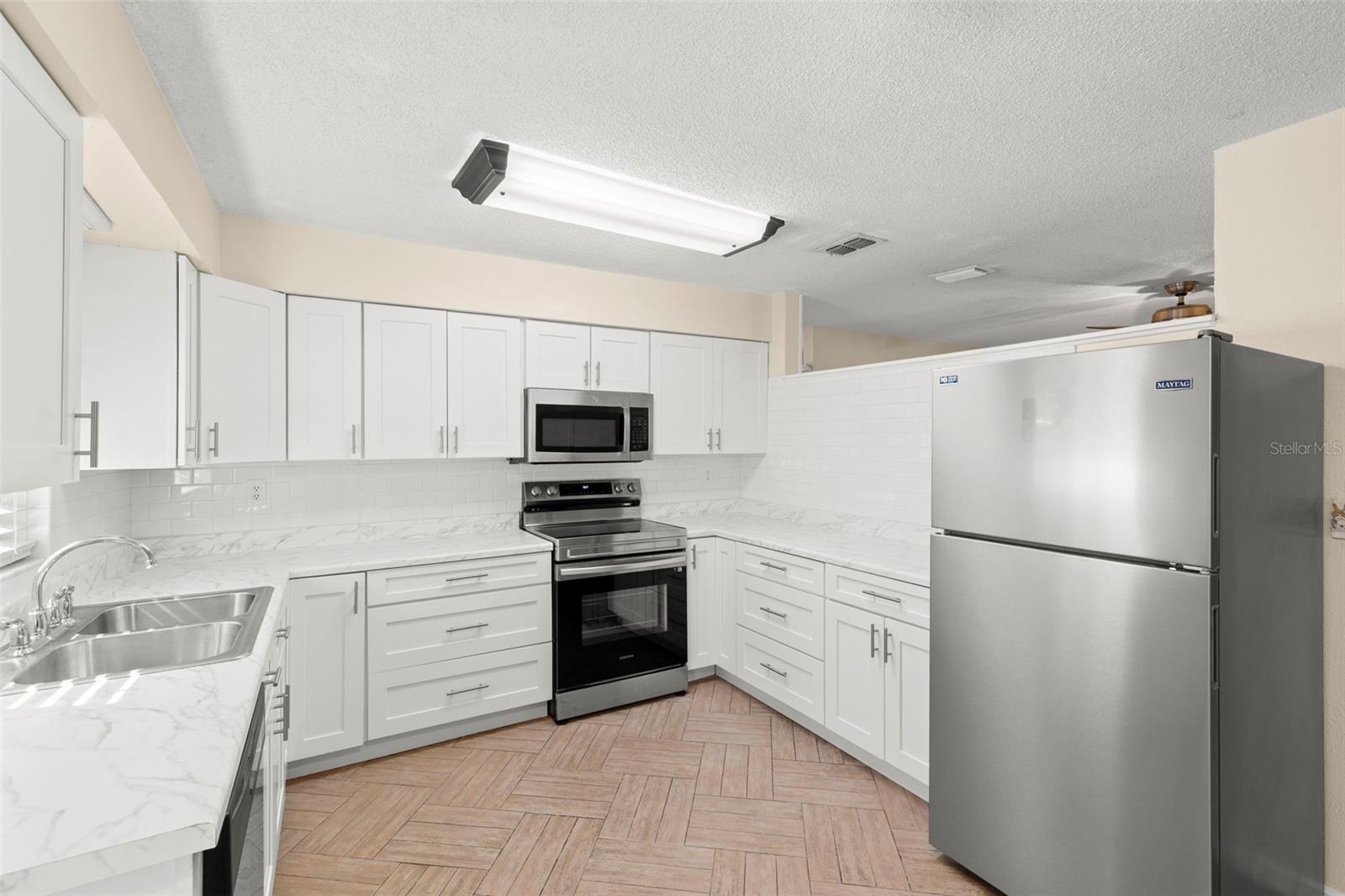 Listing photo id 9 for 4115 97th Avenue