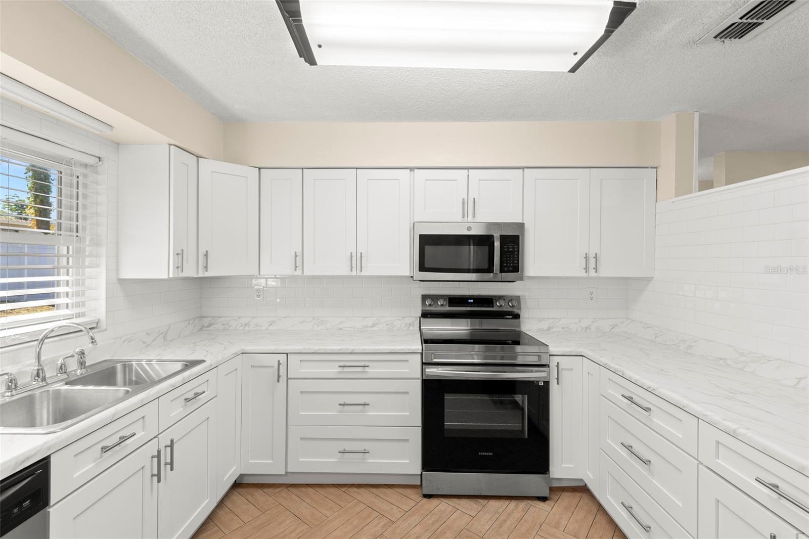 Listing photo id 10 for 4115 97th Avenue