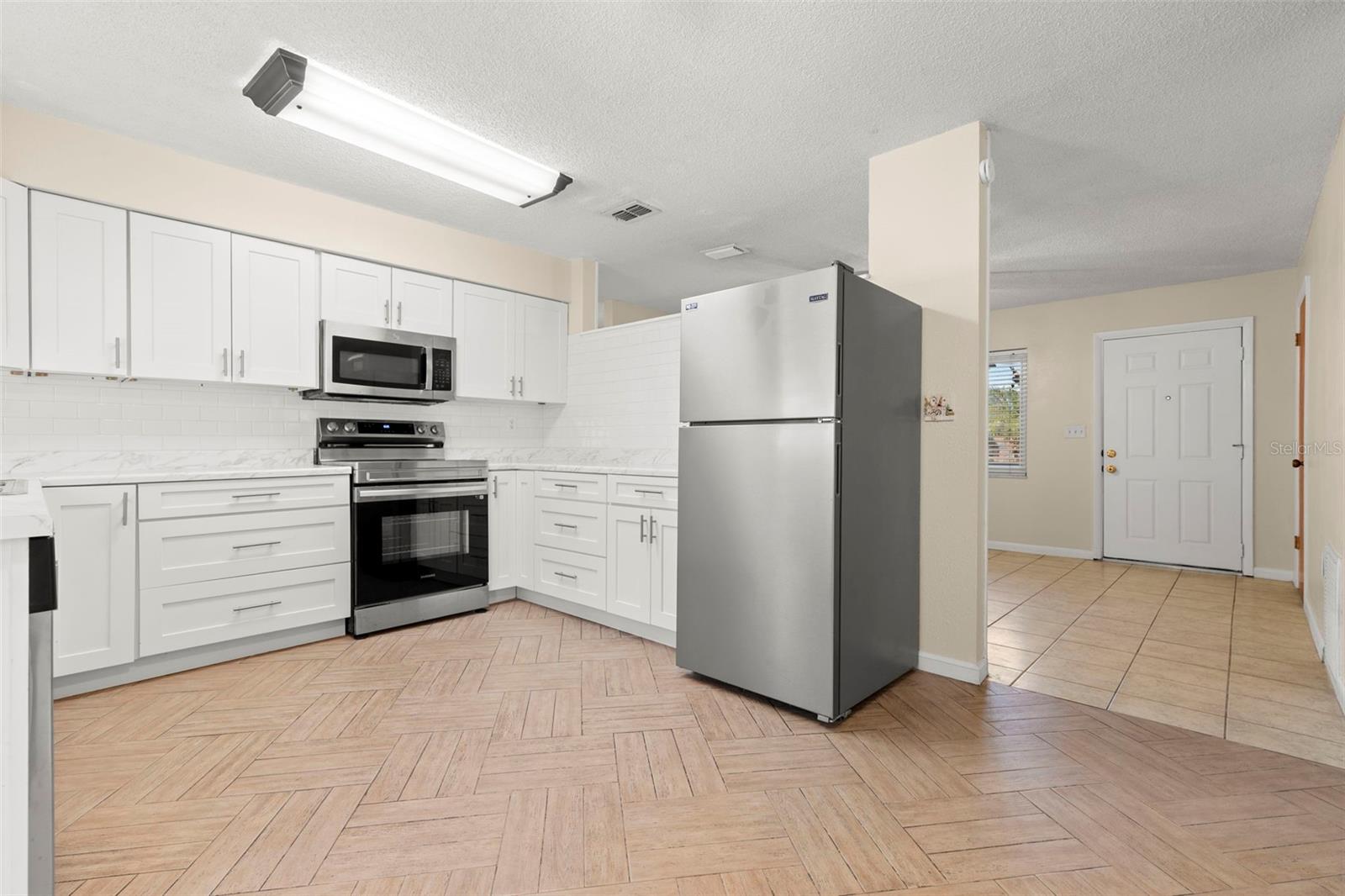 Listing photo id 11 for 4115 97th Avenue