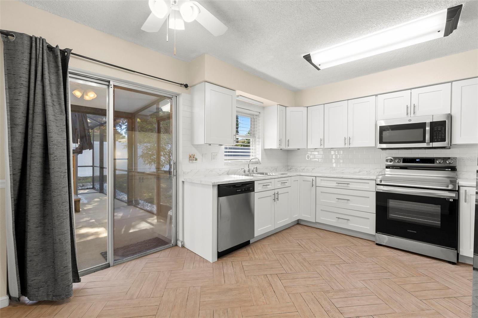 Listing photo id 7 for 4115 97th Avenue