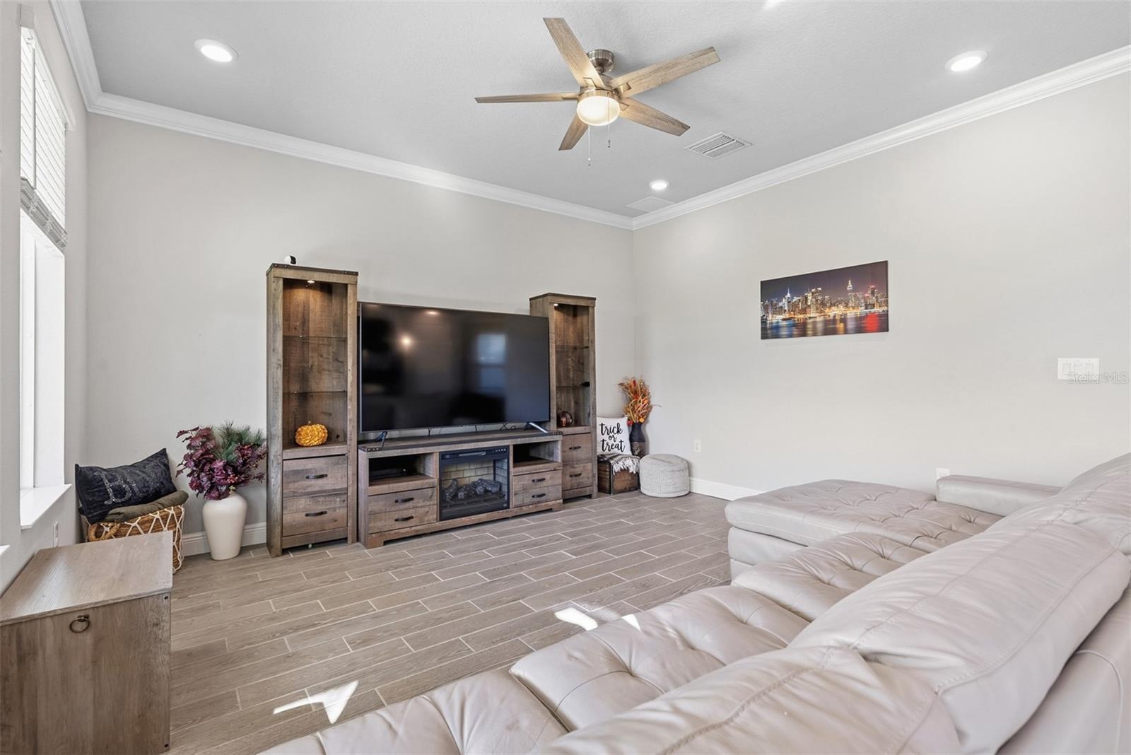 Image 25 of 82 For 5423 Del Coronado Drive