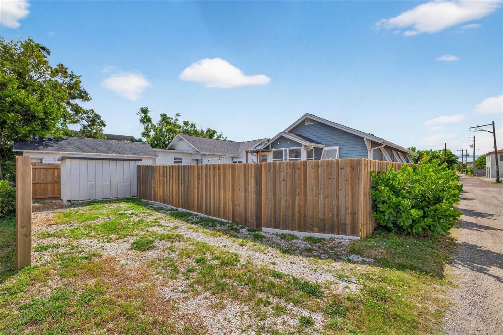 Listing photo id 26 for 447 23rd Street N