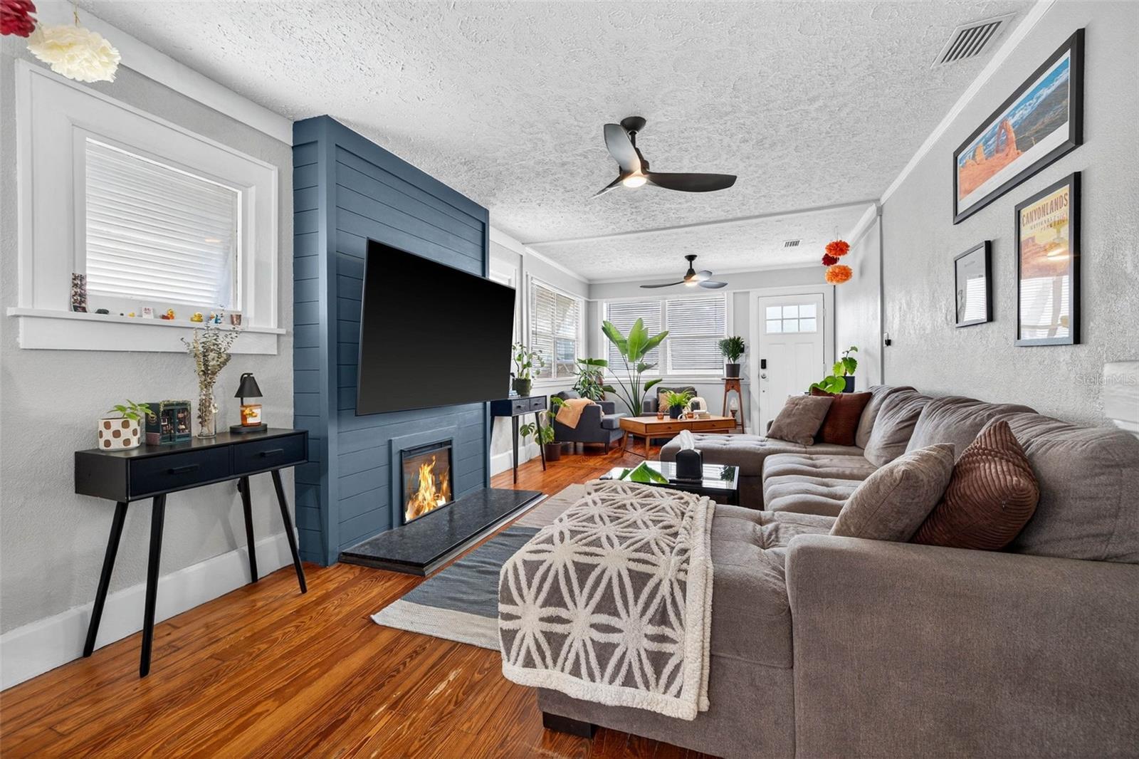 Listing photo id 5 for 447 23rd Street N