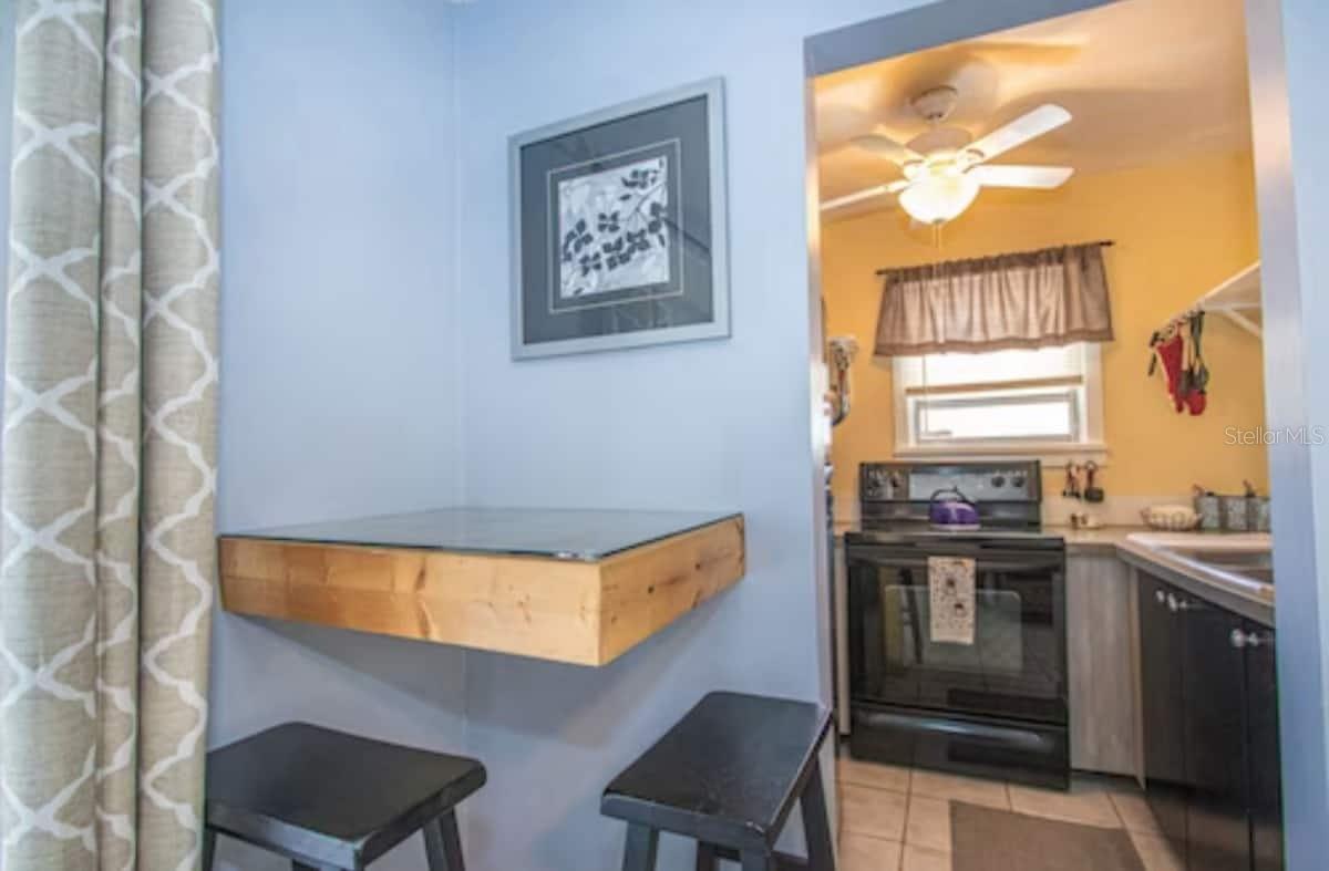 Image 24 of 32 For 1999 Betty Lane