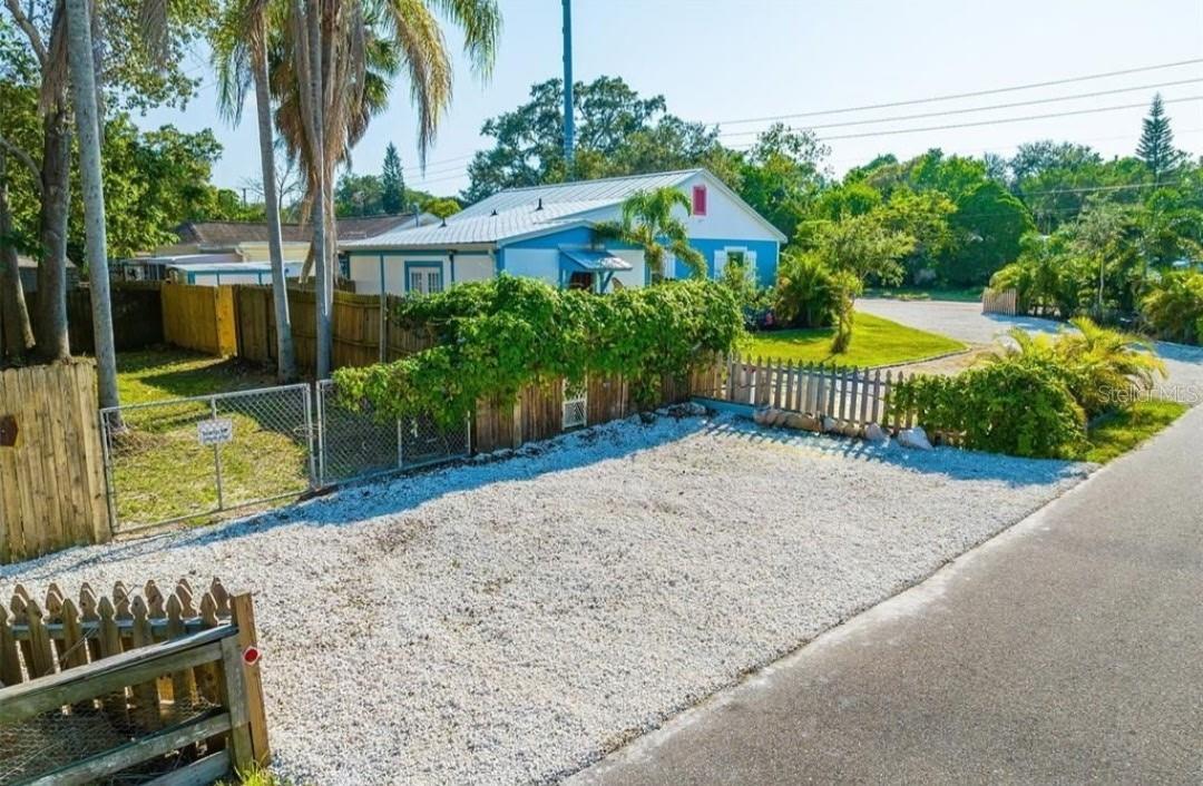 Image 28 of 32 For 1999 Betty Lane