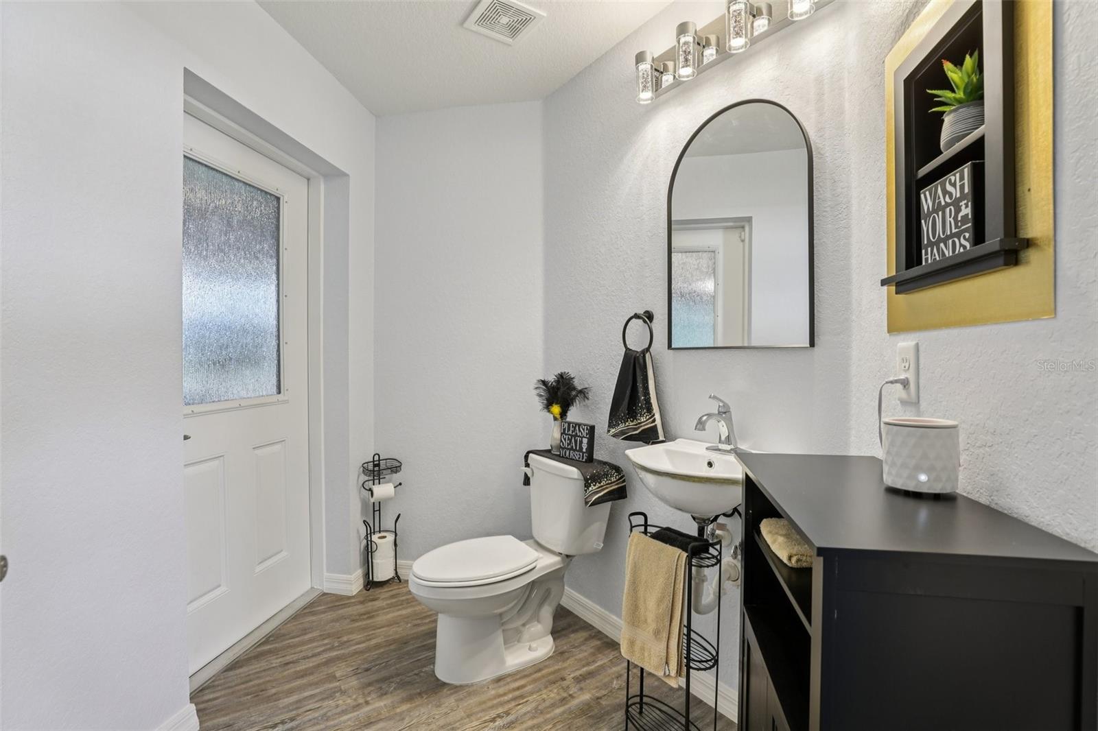 Image 23 of 36 For 9601 Oakwood Drive