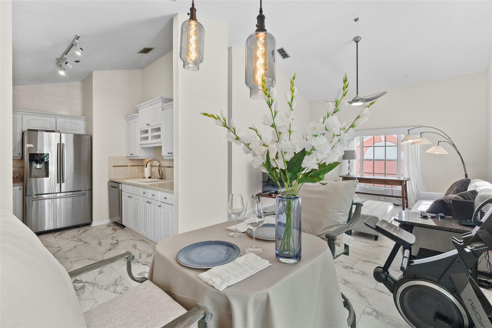 Image 10 of 37 For 3002 Cleveland Street B10