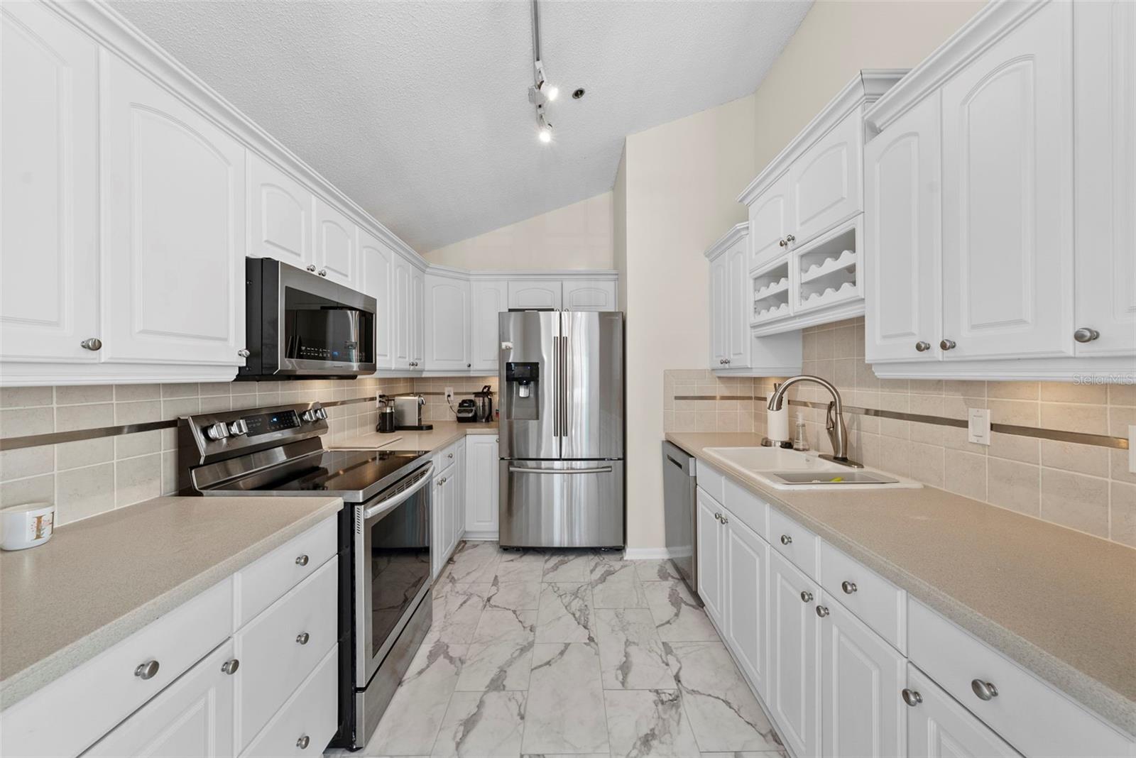 Image 11 of 37 For 3002 Cleveland Street B10