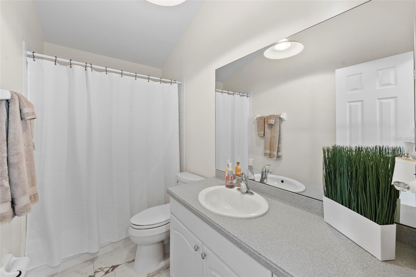 Image 24 of 37 For 3002 Cleveland Street B10