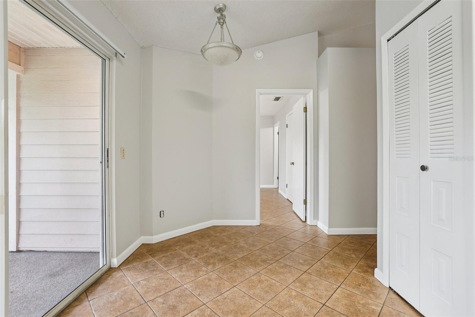 Image 20 of 32 For 128 Reserve Circle 208