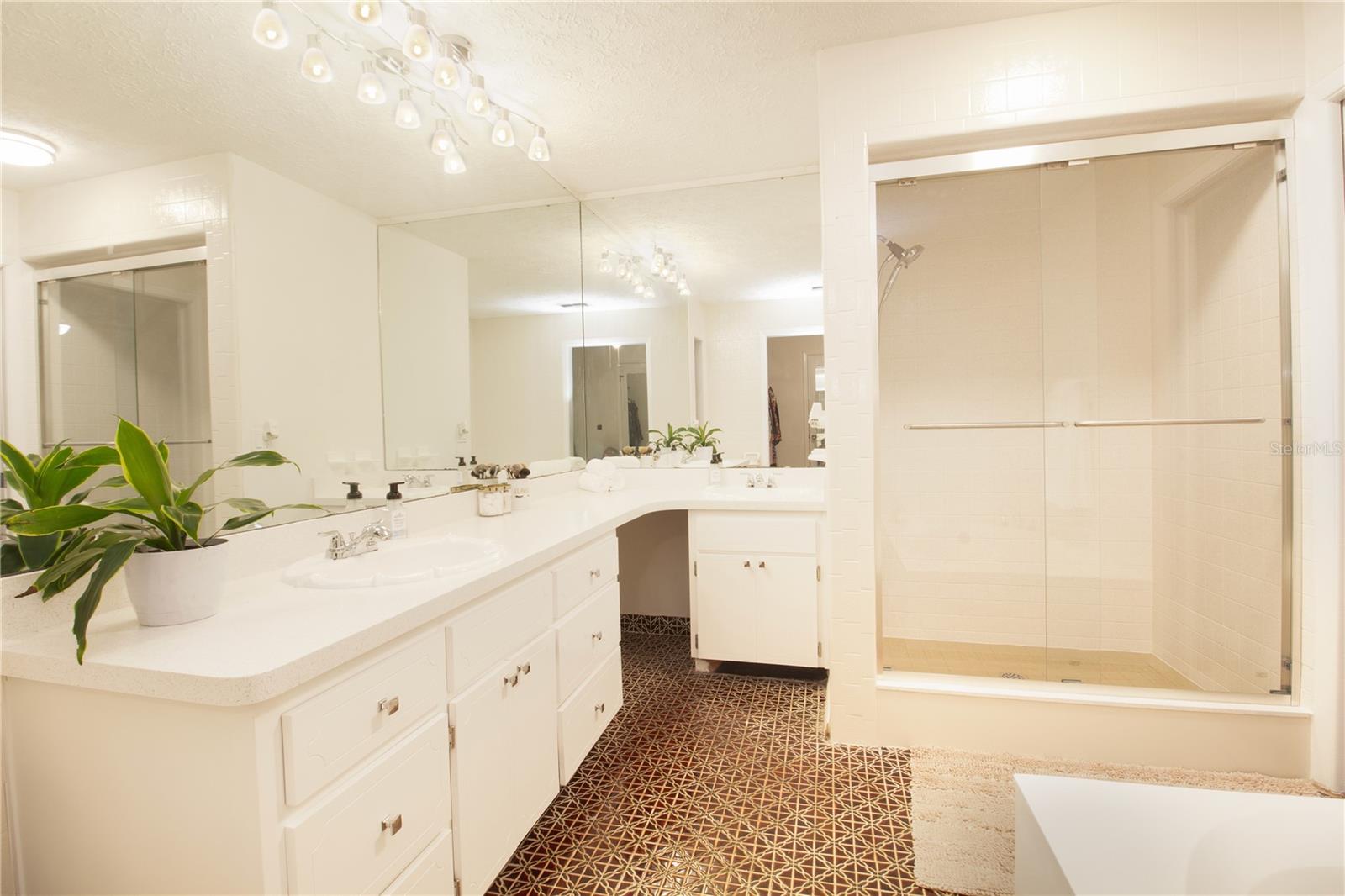 Image 29 of 57 For 547 Oleander Way S