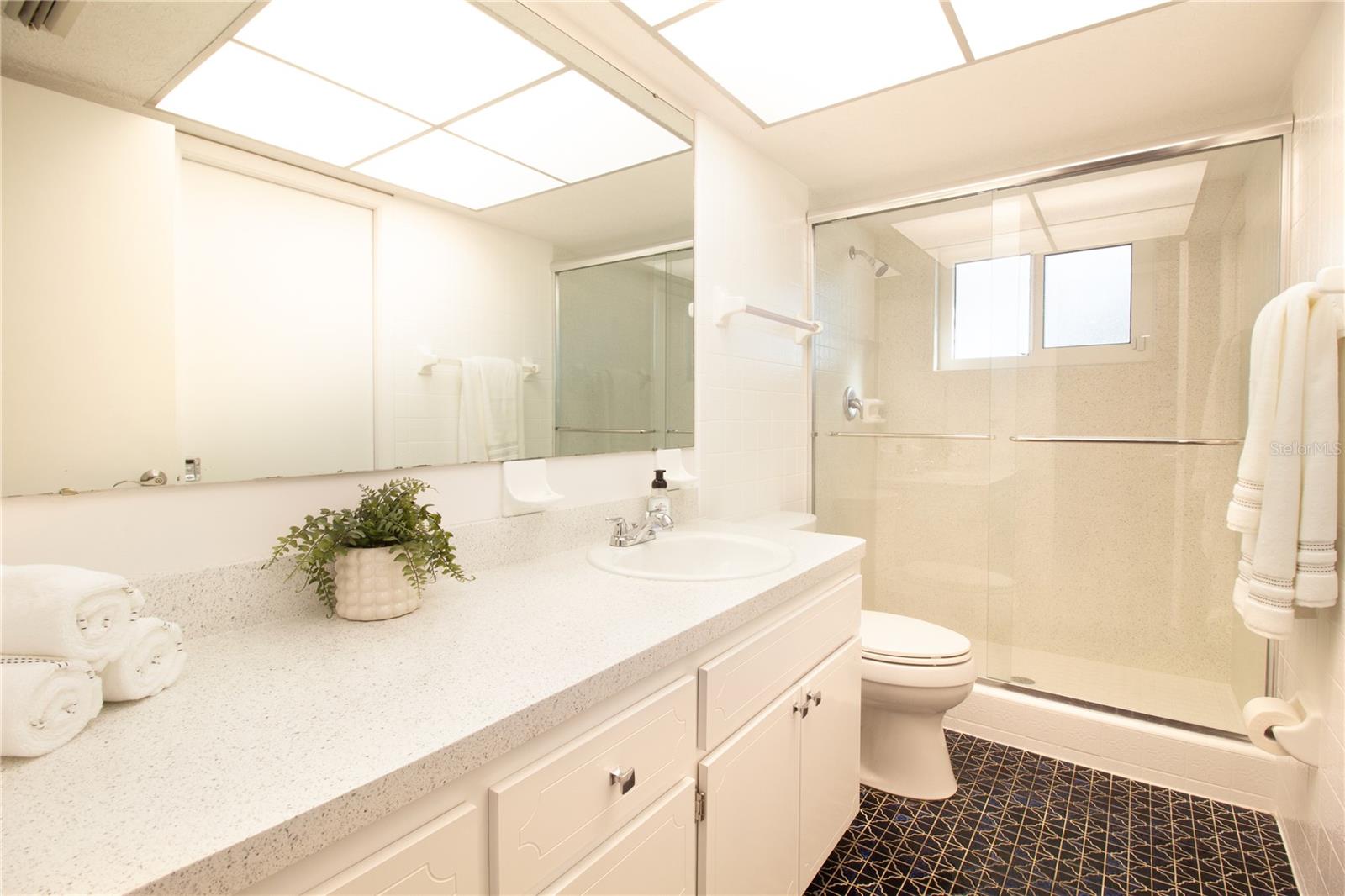 Image 33 of 57 For 547 Oleander Way S