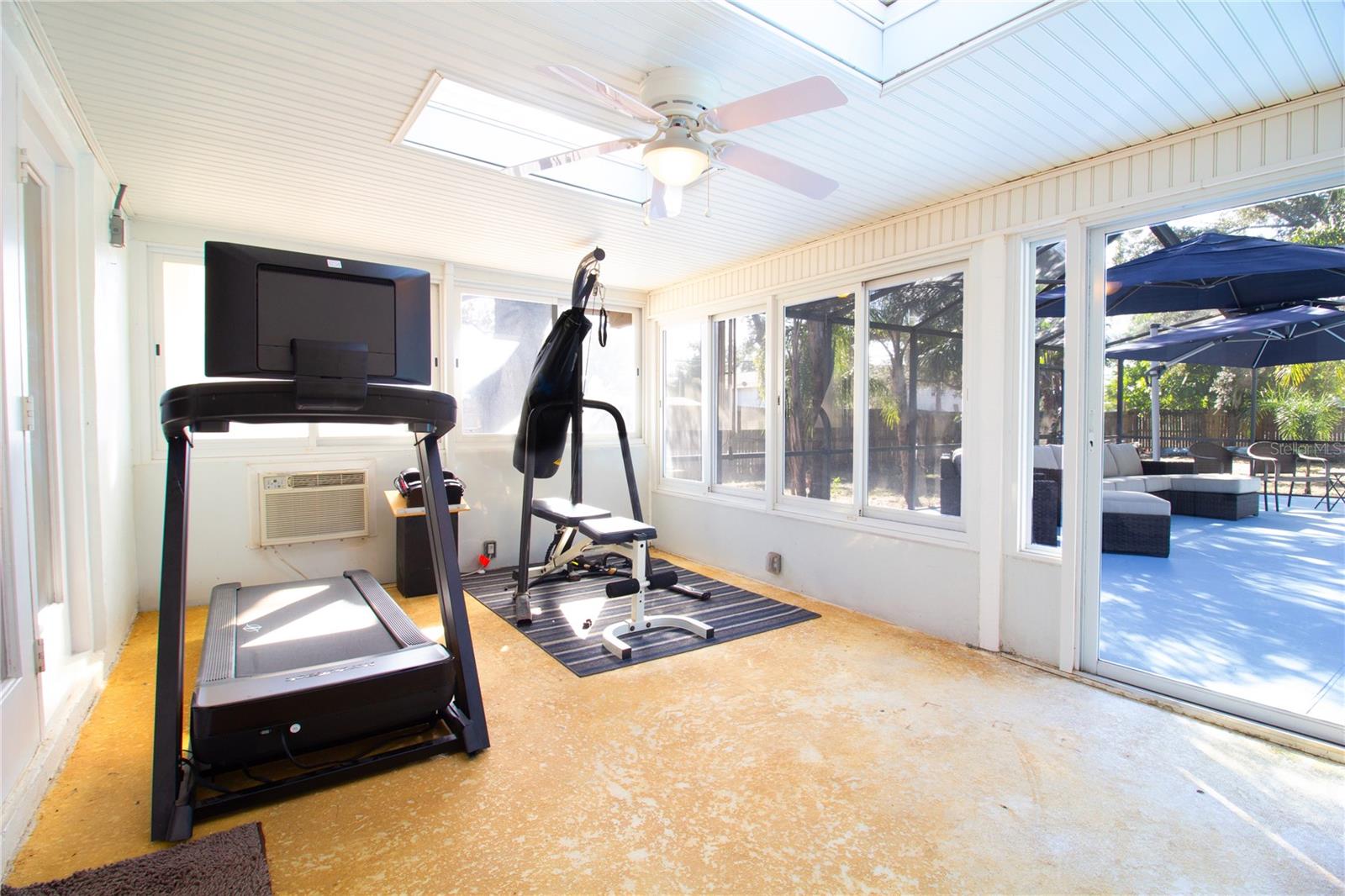 Image 46 of 57 For 547 Oleander Way S