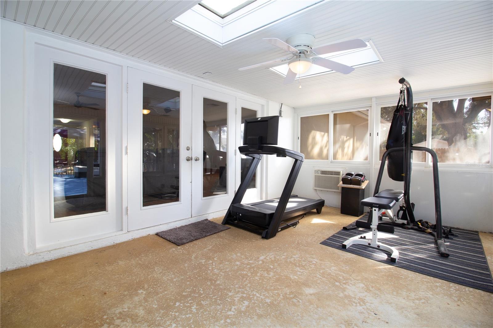 Image 48 of 57 For 547 Oleander Way S