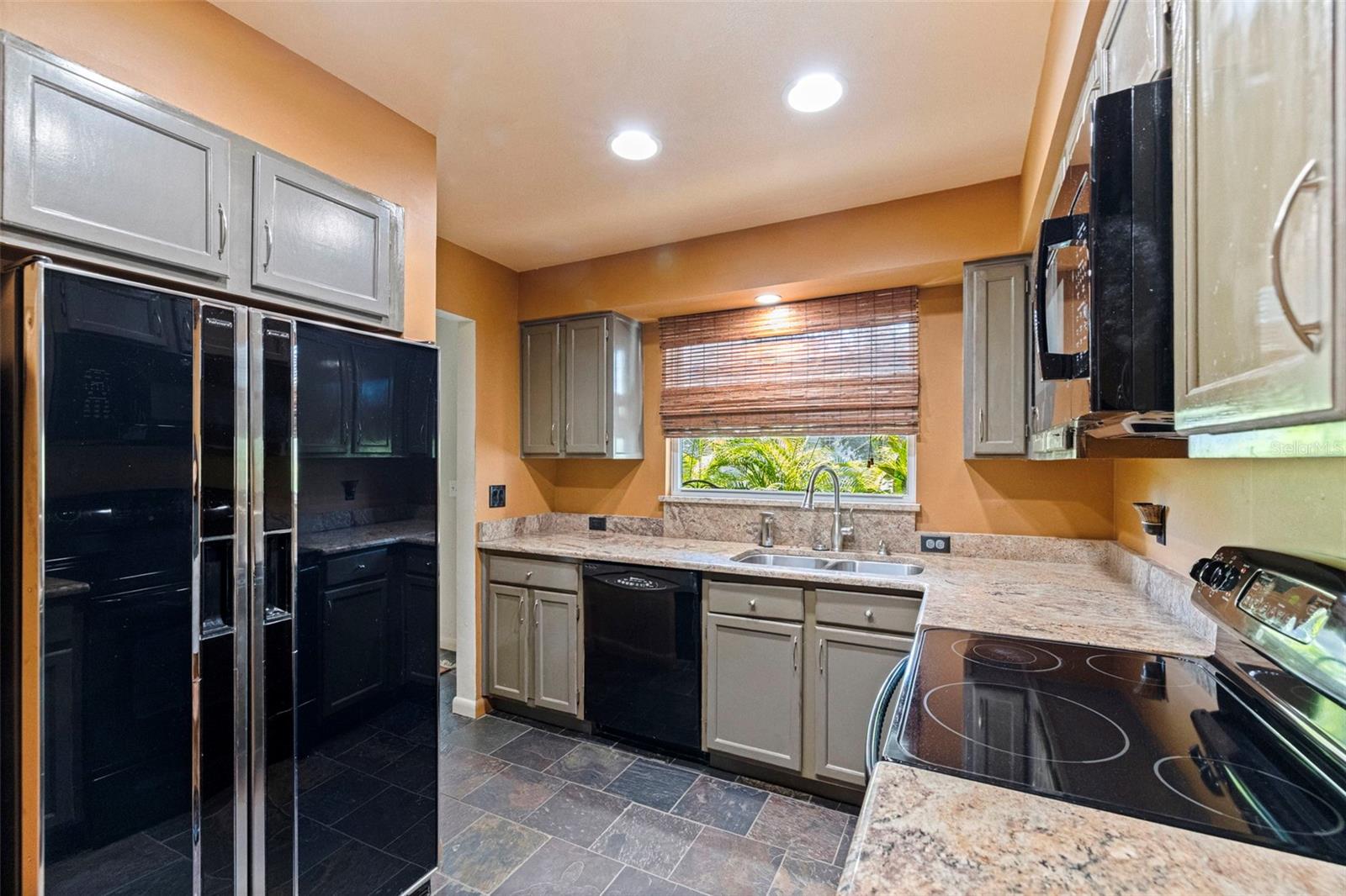 Image 16 of 43 For 164 Davis Boulevard