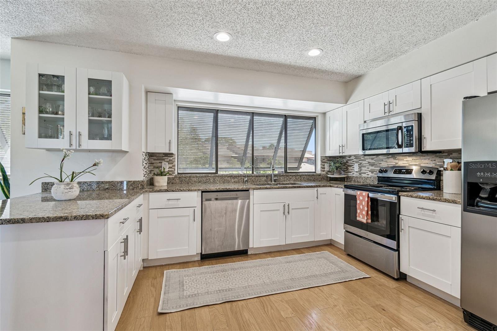 Image 22 of 59 For 13964 Lake Point Drive