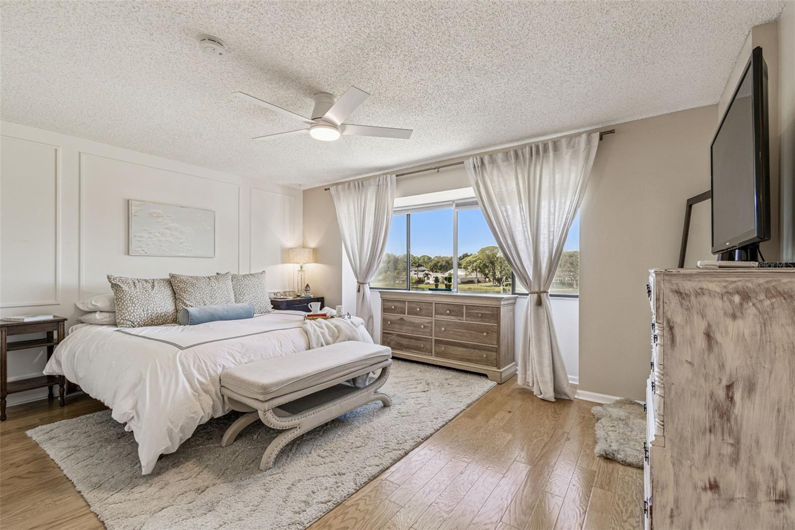 Image 31 of 59 For 13964 Lake Point Drive