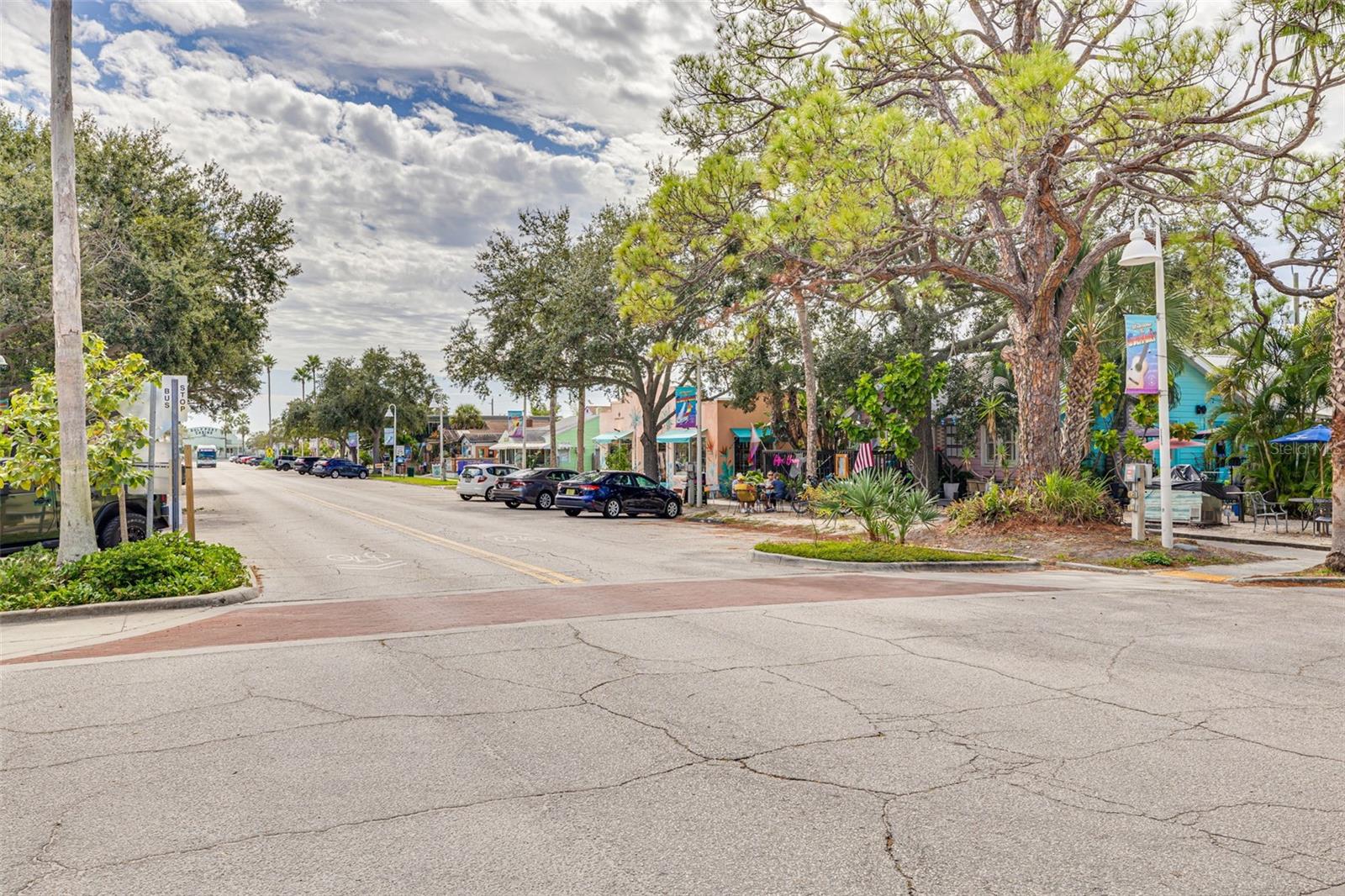 Image 42 of 51 For 2926 Dupont Street S