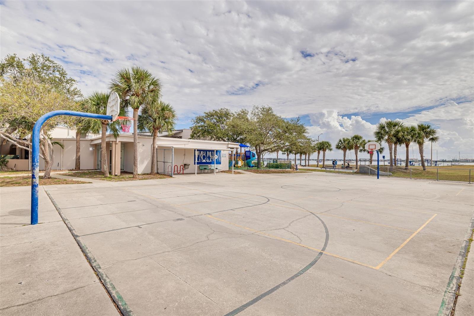 Image 46 of 51 For 2926 Dupont Street S