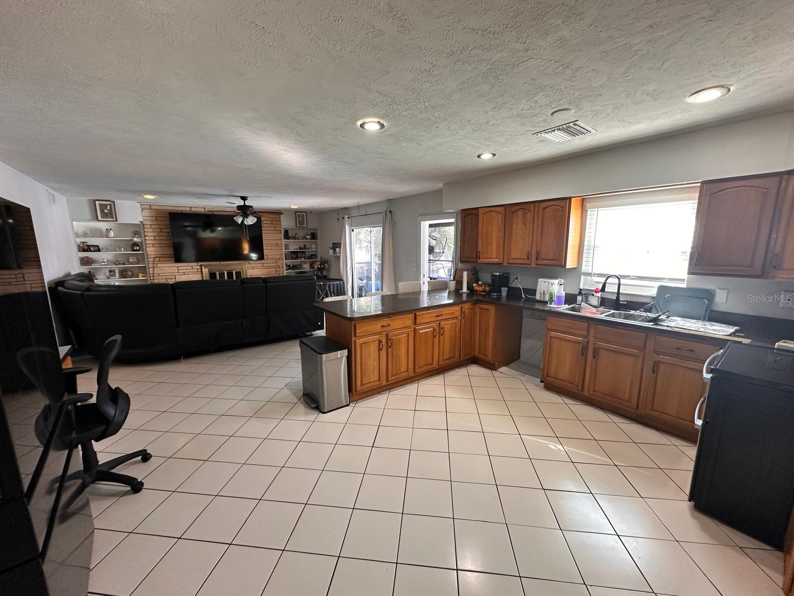 Image 16 of 50 For 613 Royal Crest Way