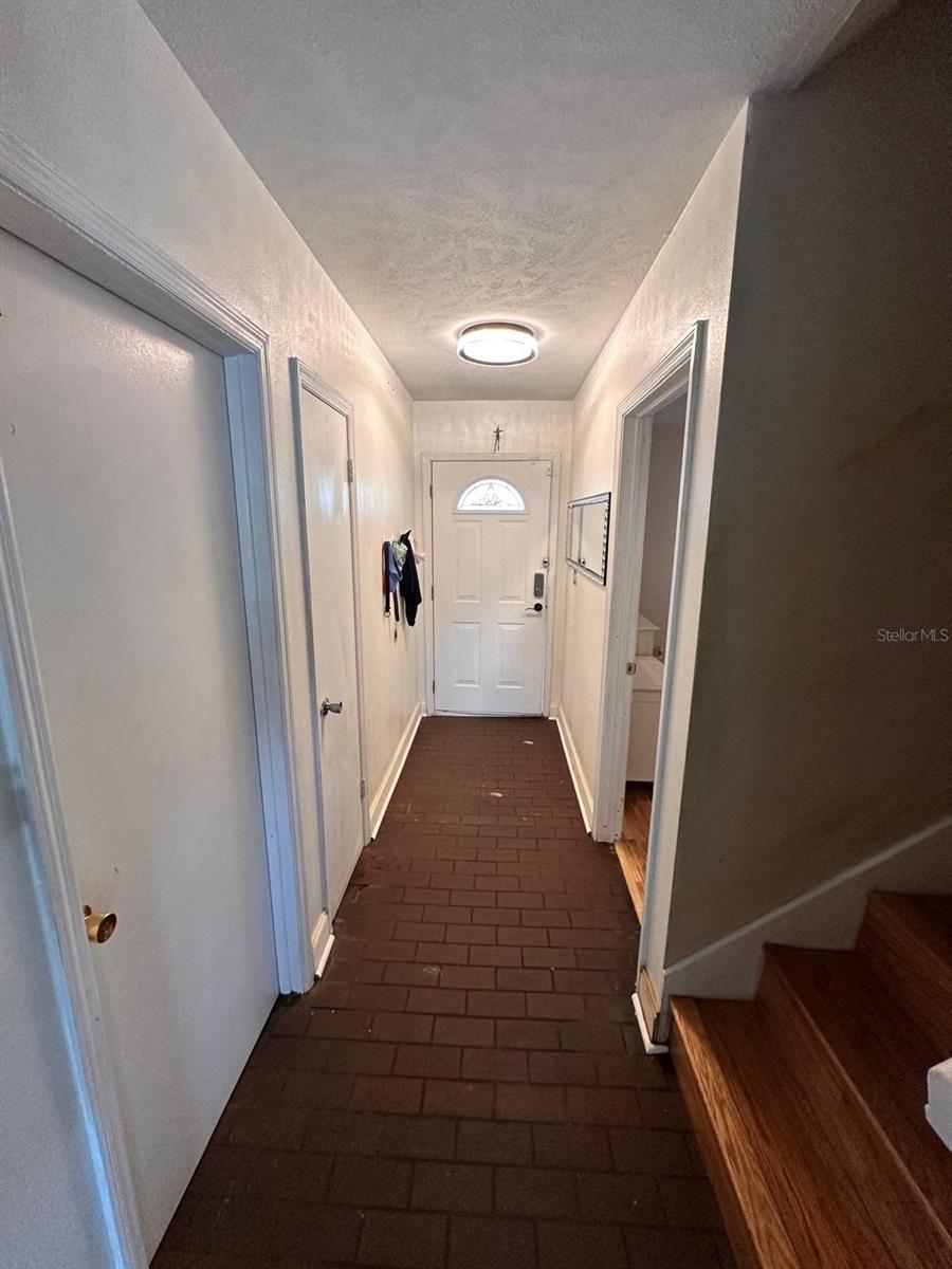 Image 3 of 50 For 613 Royal Crest Way