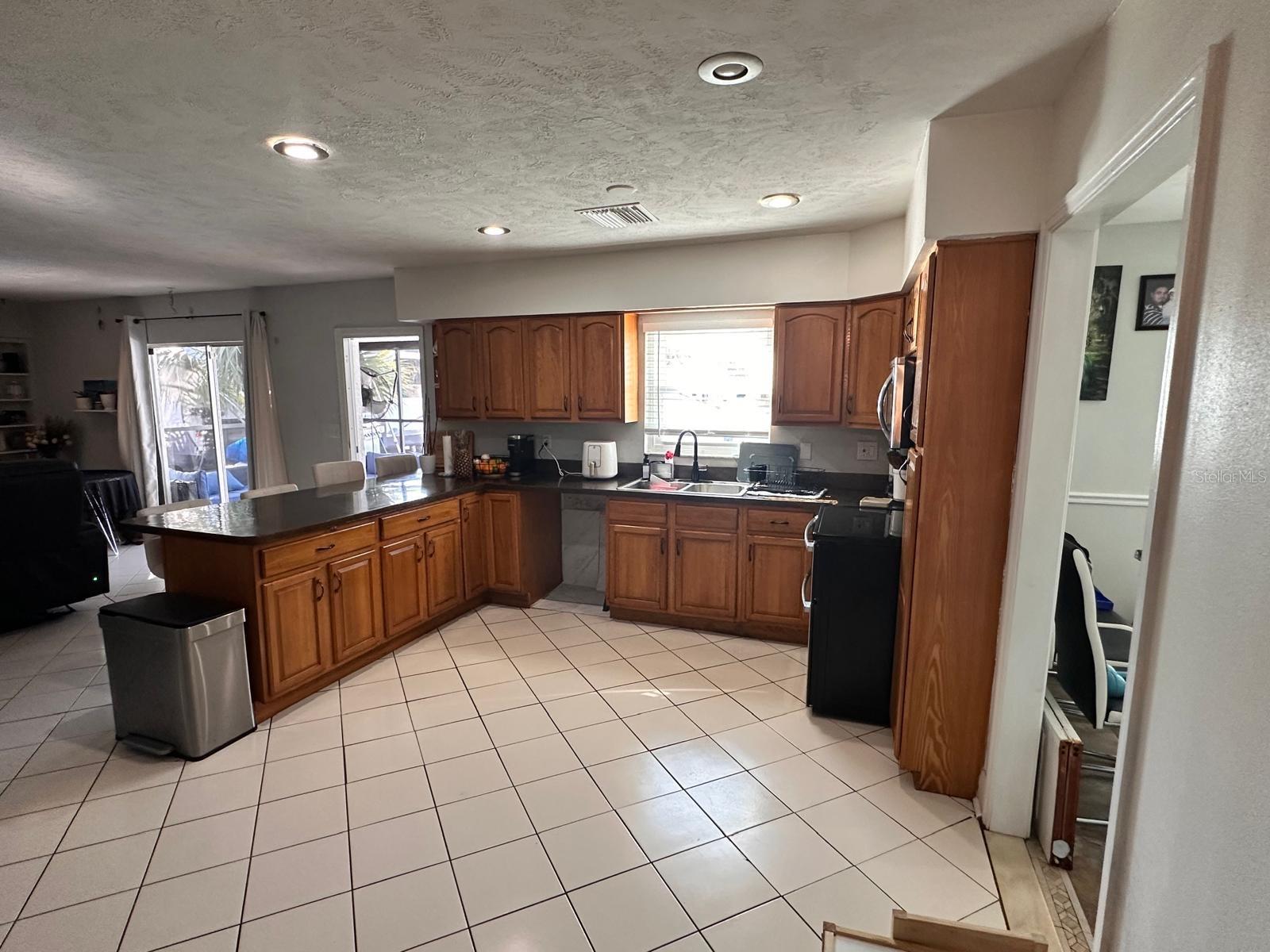 Image 4 of 50 For 613 Royal Crest Way