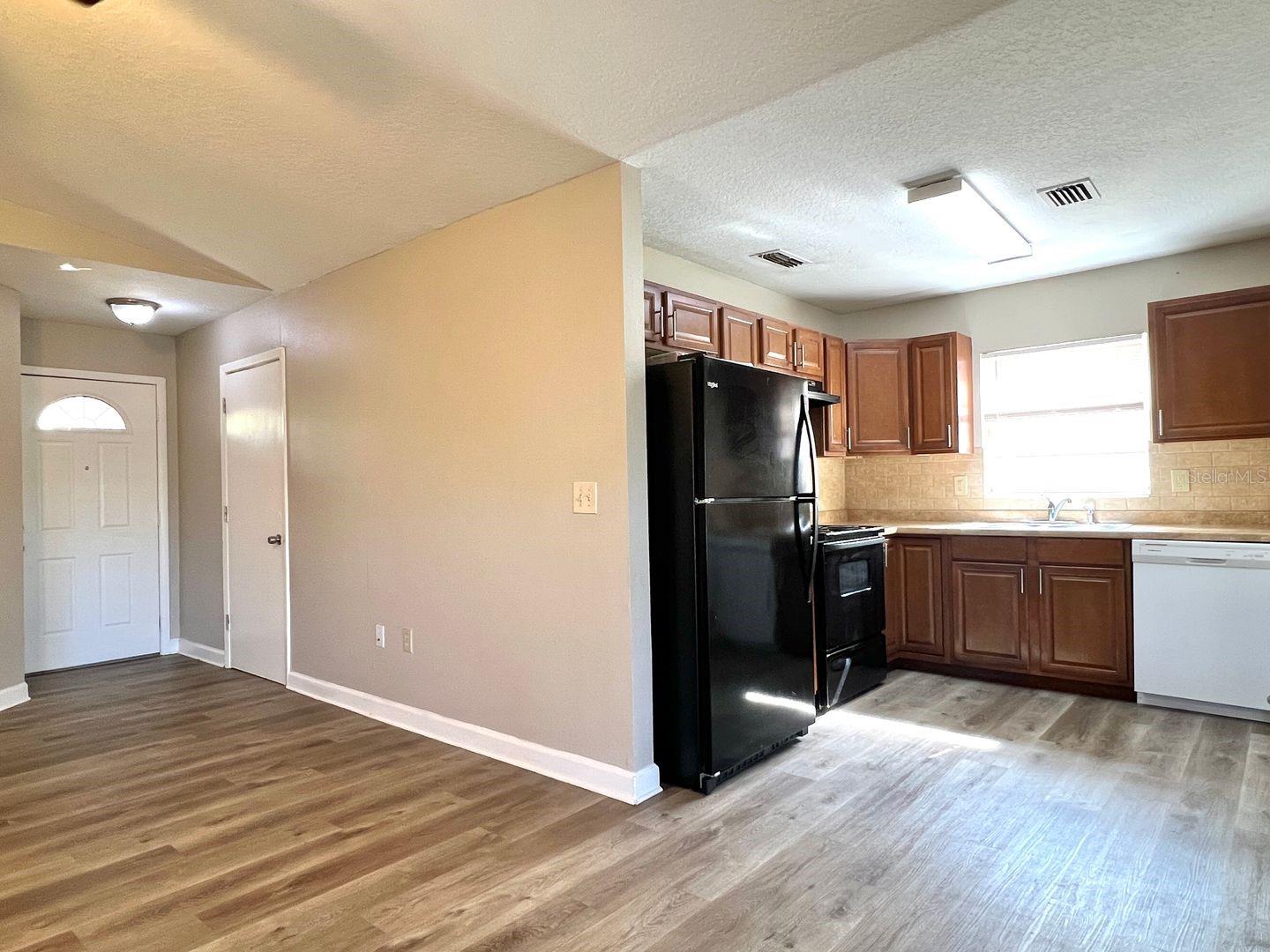 Image 4 of 23 For 1413 Thistledown Drive