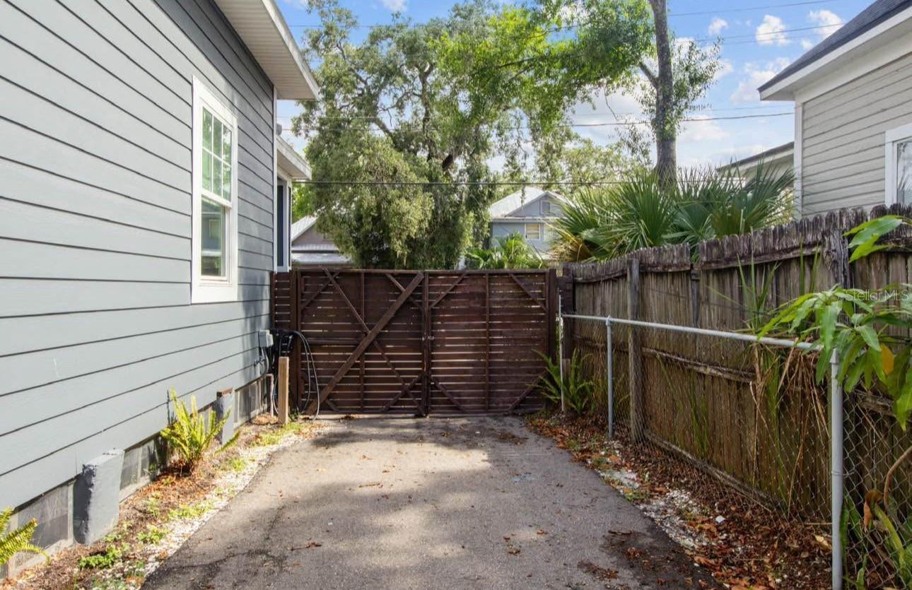 Image 24 of 29 For 2330 Saint Louis Street