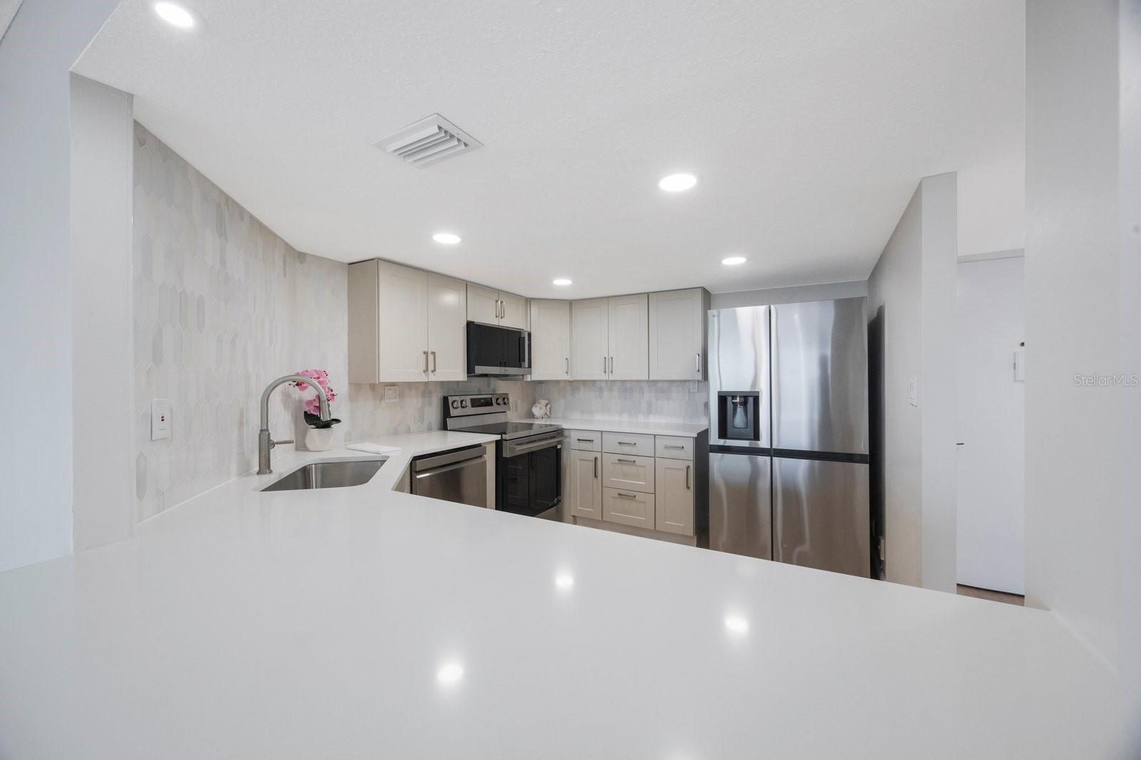 Image 10 of 38 For 7400 Sun Island Drive S 806