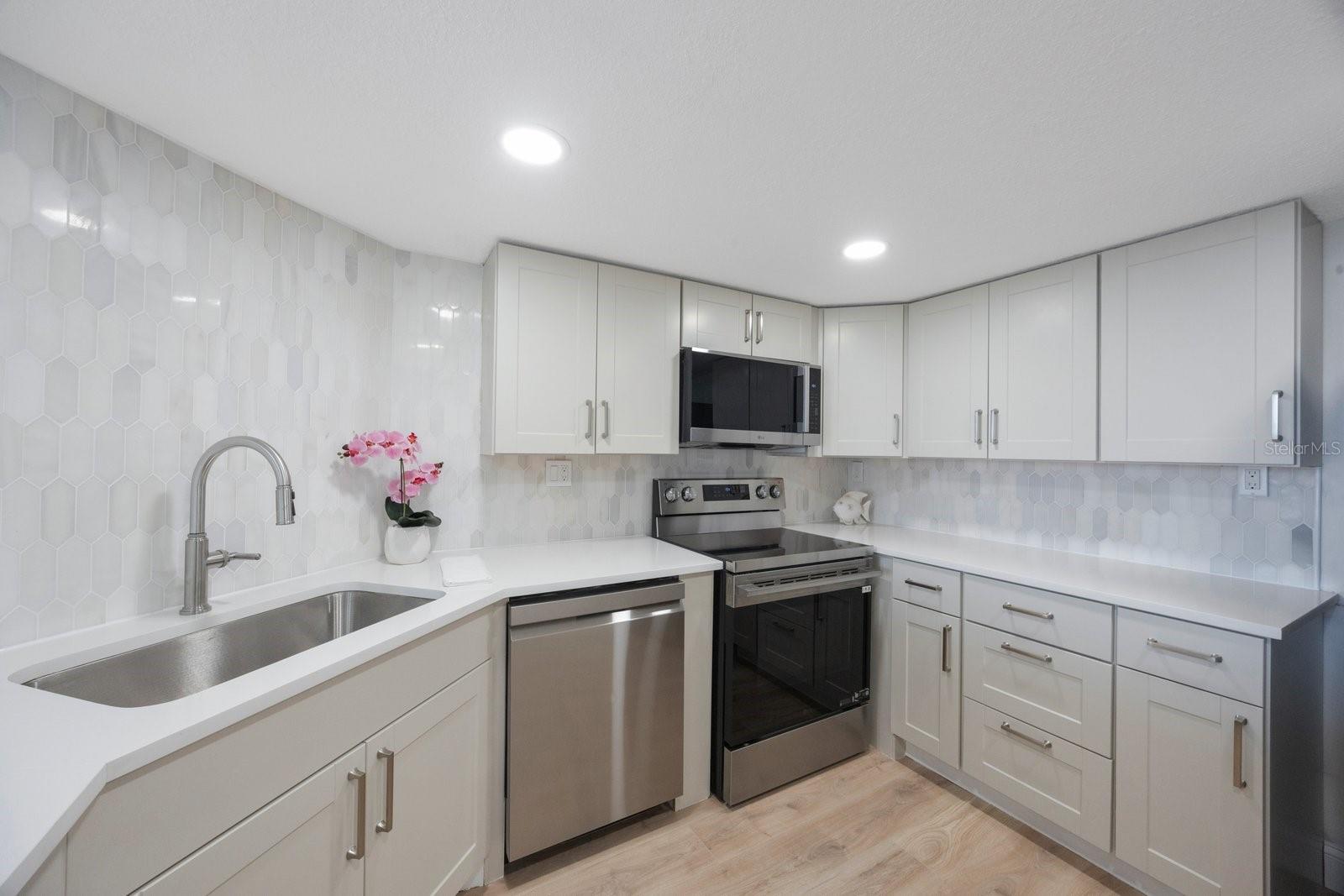 Image 13 of 38 For 7400 Sun Island Drive S 806