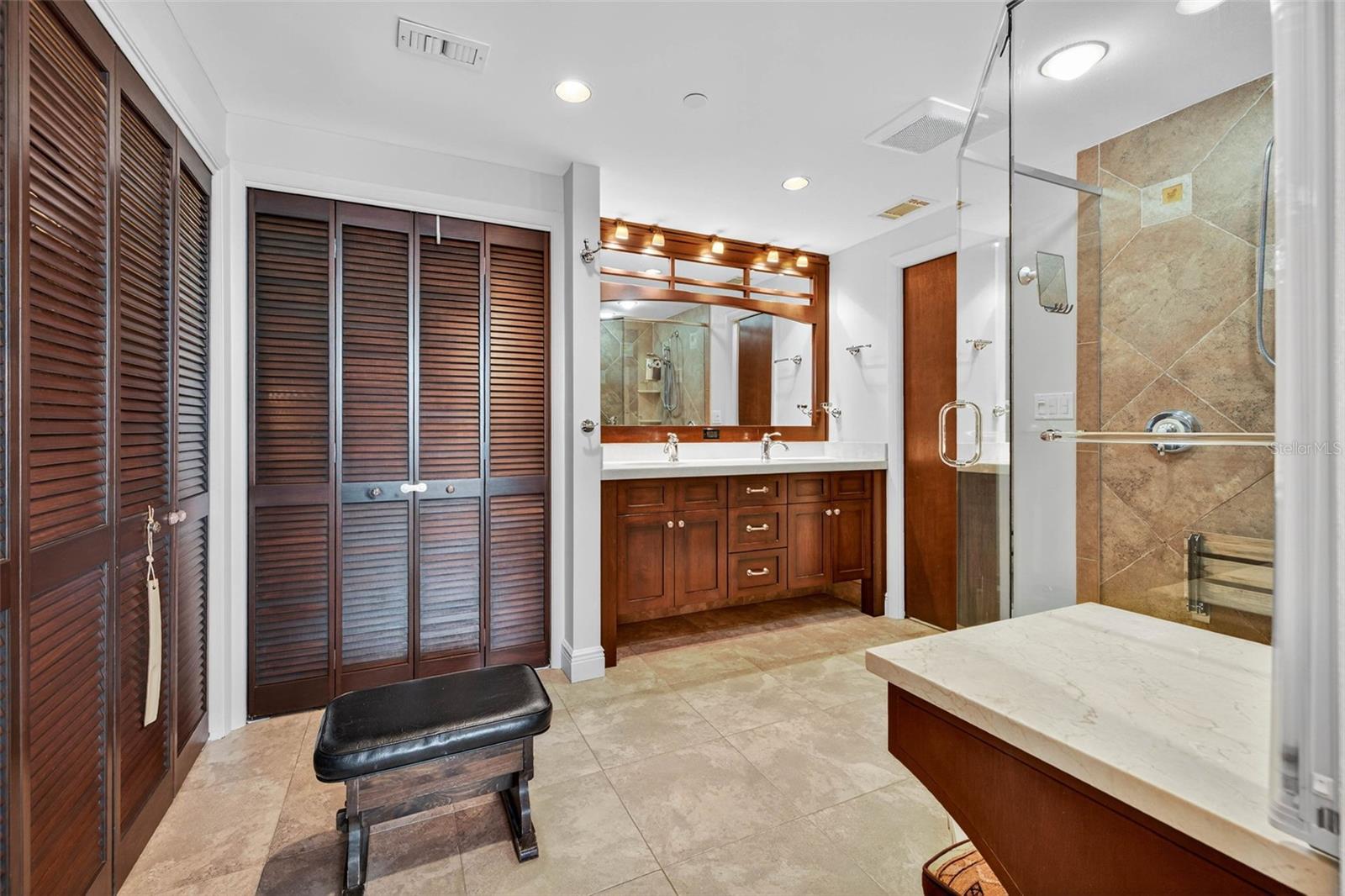 Image 20 of 62 For 1 Beach Drive Se 2006