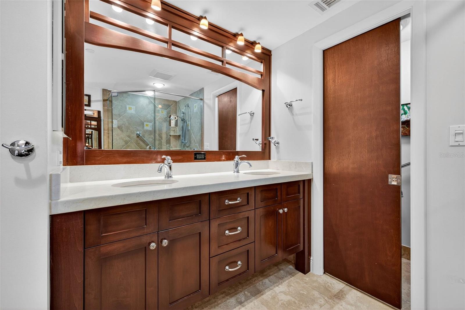 Image 21 of 62 For 1 Beach Drive Se 2006