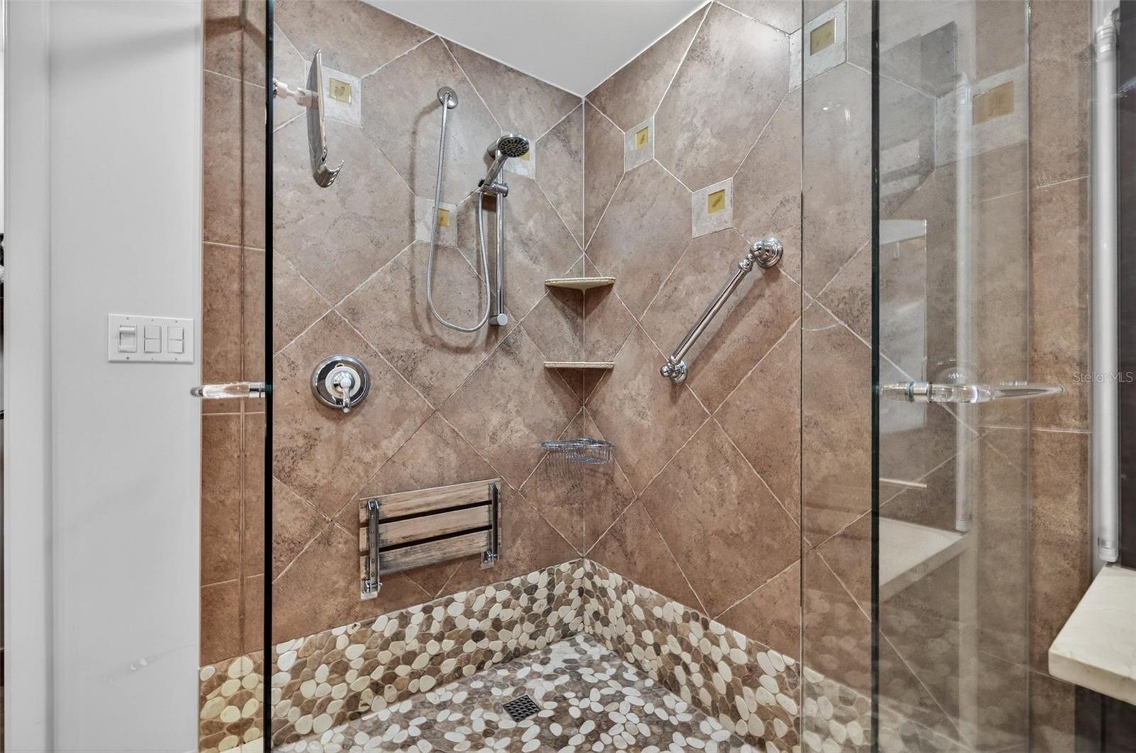 Image 23 of 62 For 1 Beach Drive Se 2006