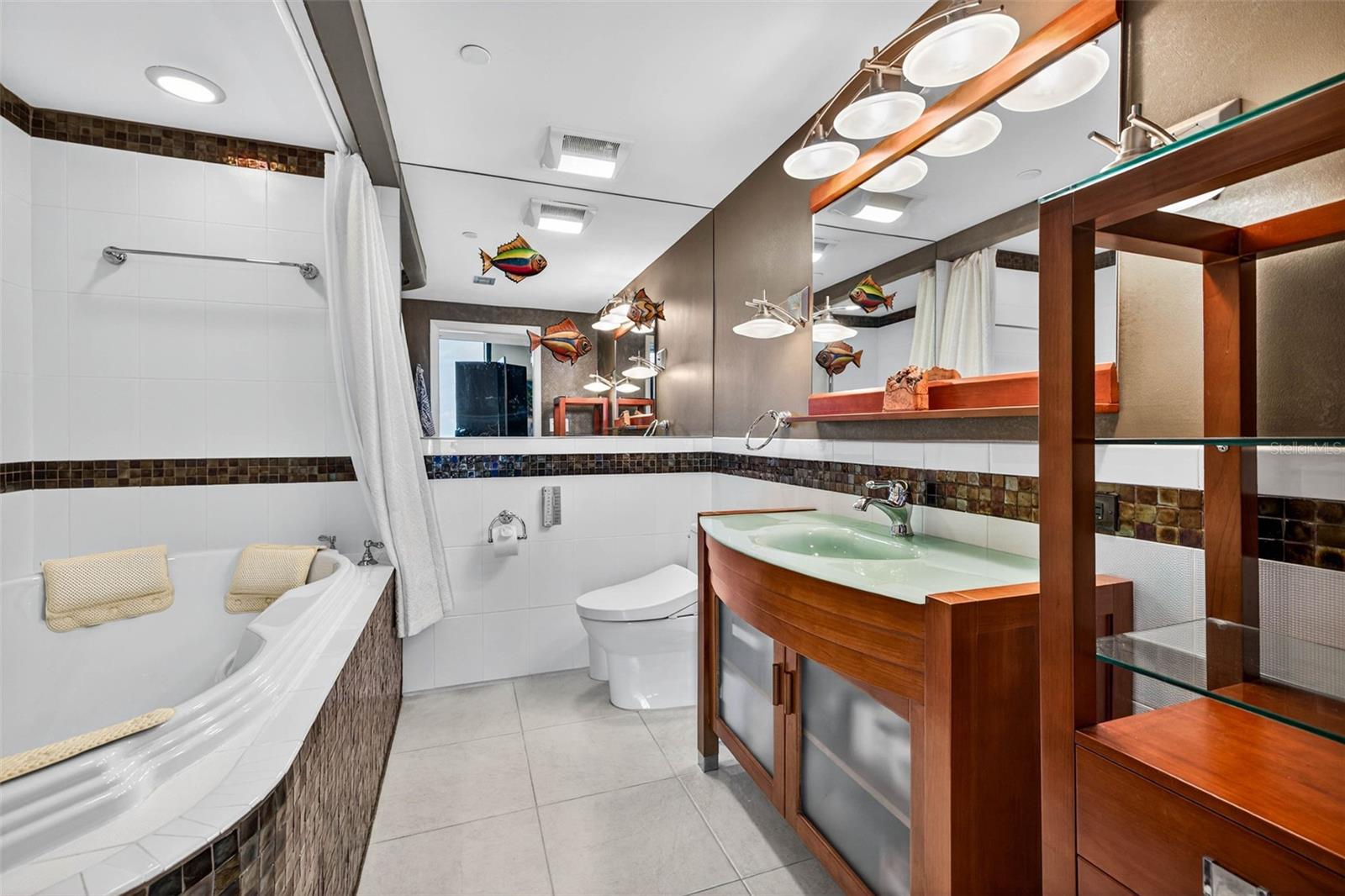 Image 29 of 62 For 1 Beach Drive Se 2006