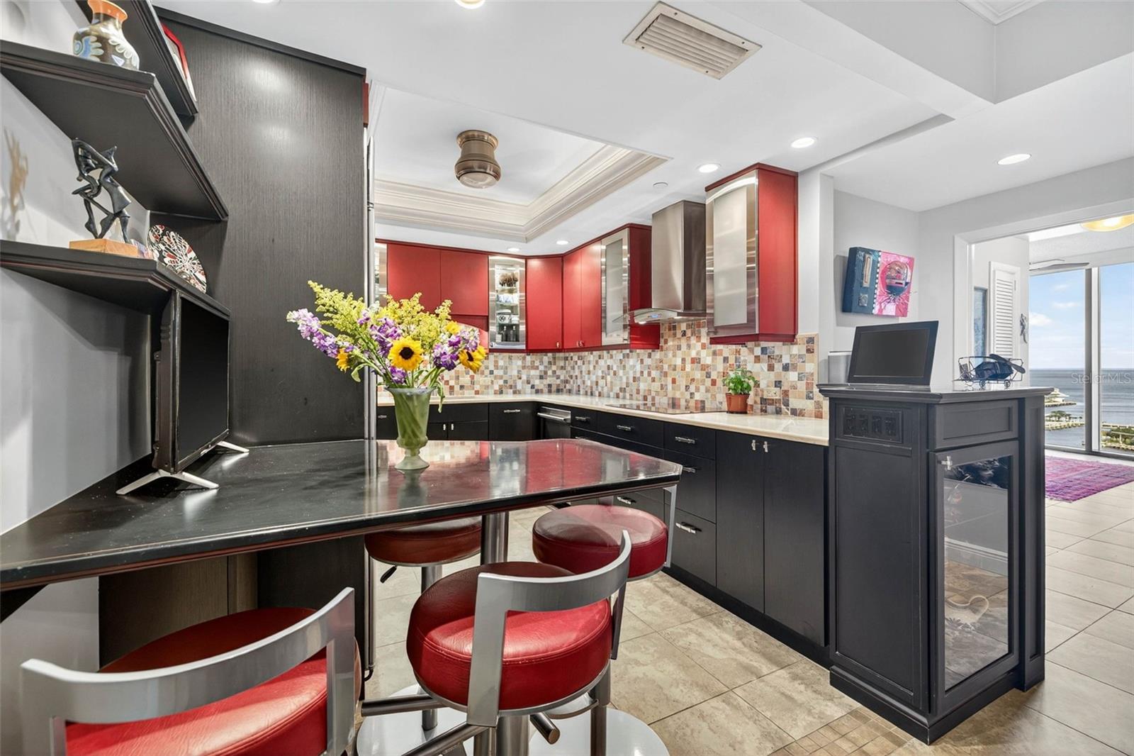 Image 6 of 62 For 1 Beach Drive Se 2006