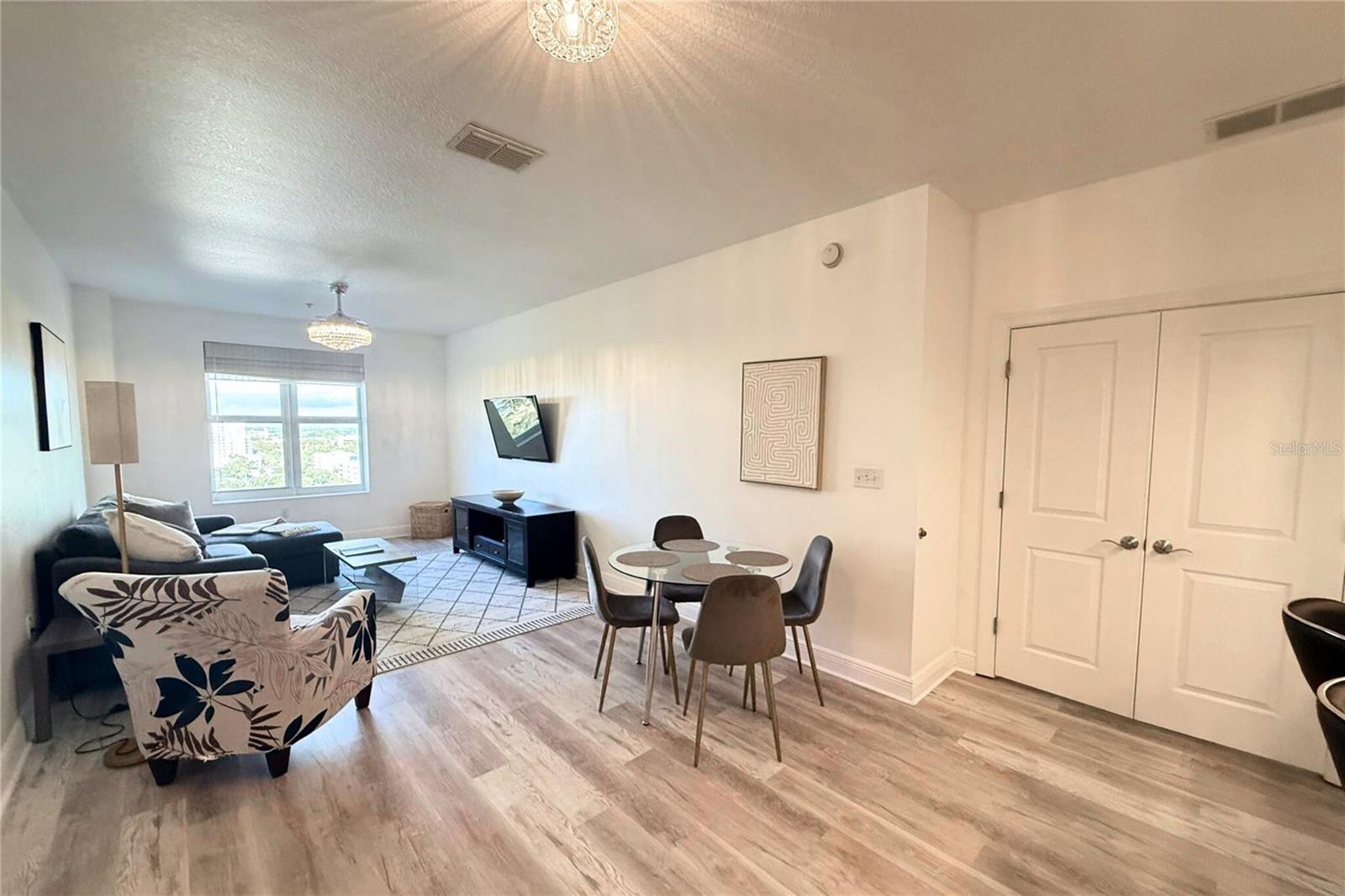 Image 12 of 51 For 628 Cleveland Street 1310