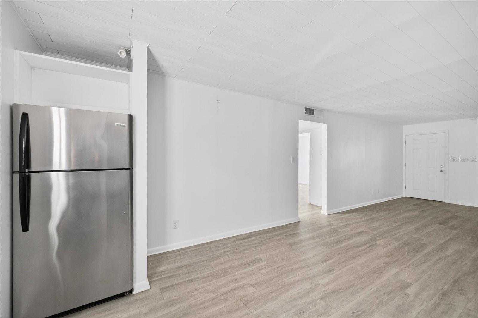 Image 15 of 27 For 2808 Azeele Street 205