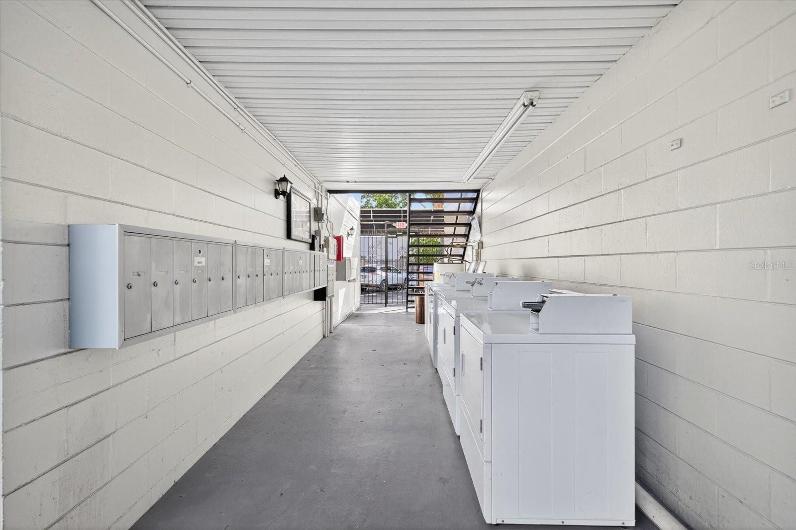 Image 24 of 27 For 2808 Azeele Street 205