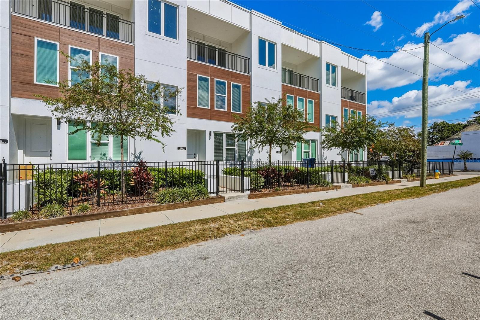 Image 10 of 33 For 120 Gladys Street 3