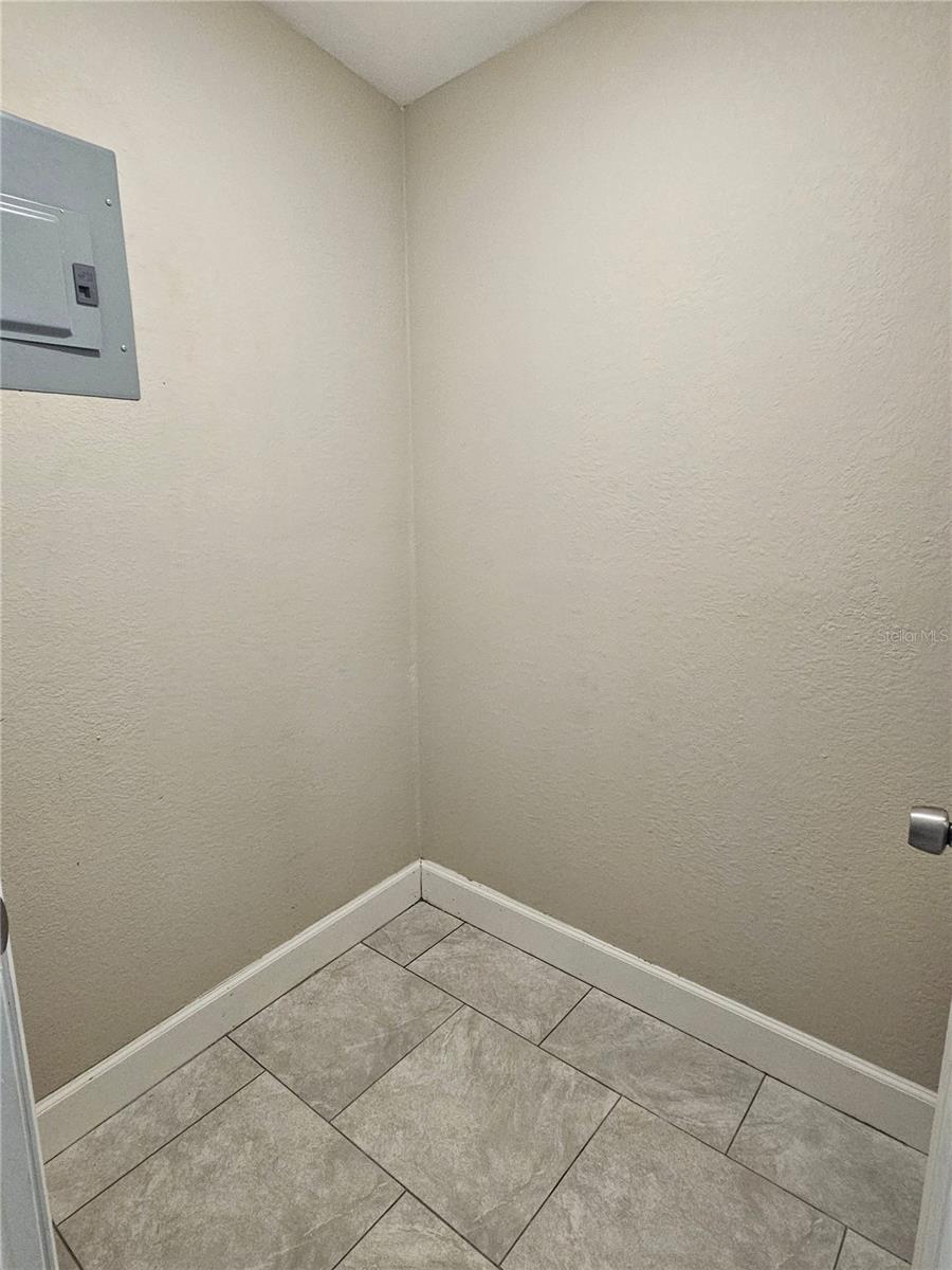 Image 10 of 10 For 5314 Oakwood Court 27