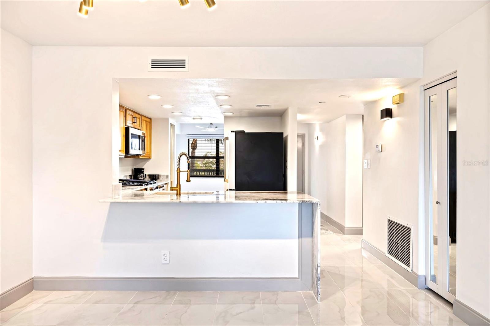 Image 10 of 72 For 5400 Park Street N 209